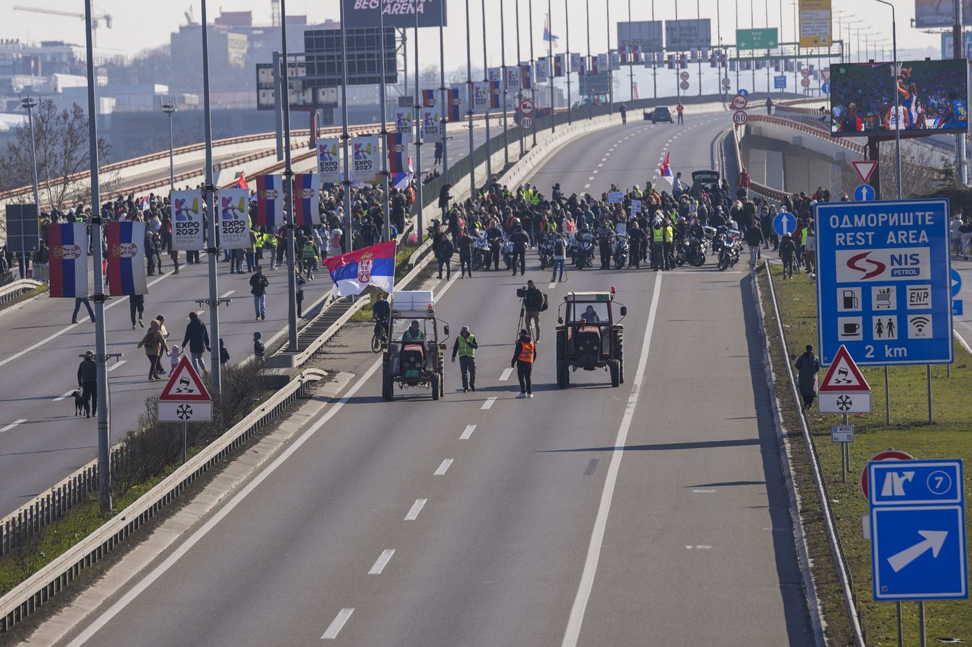 Serbian protesters block key bridge, roads to mark 100 days since deadly canopy collapse | iNFOnews.ca