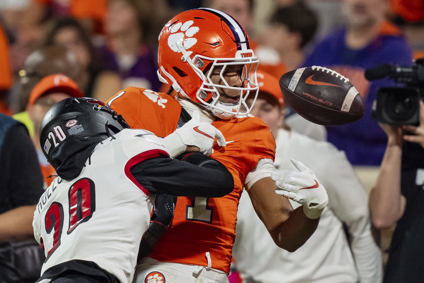 Louisville suspends cornerback Tayon Holloway after arrest on domestic violence charges | iNFOnews.ca Louisville suspends cornerback Tayon Holloway after arrest on domestic violence charges | iNFOnews.ca
