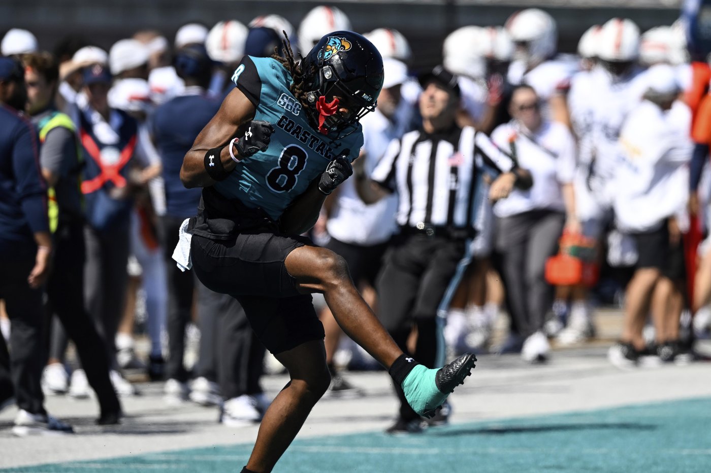 Xavier Brown leads way with 171 yards, Virginia runs over Coastal Carolina in 43-24 win | iNFOnews.ca