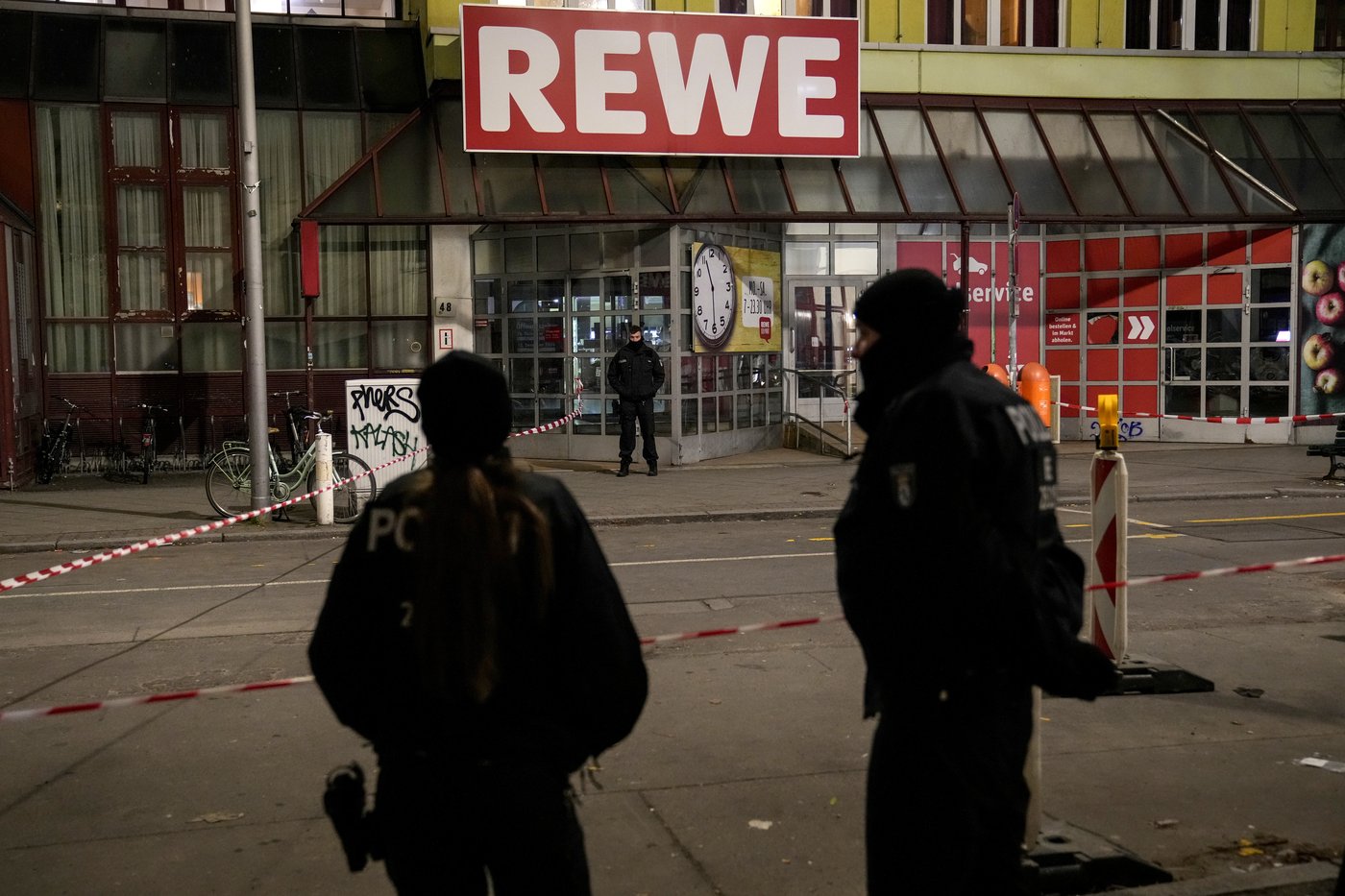 Berlin police say they have detained a man who attacked 2 people with a knife | iNFOnews.ca