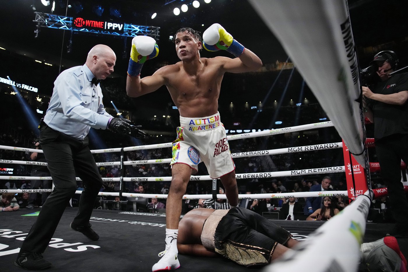 Benavidez and Morrell put undefeated records and light heavyweight belts on the line | iNFOnews.ca