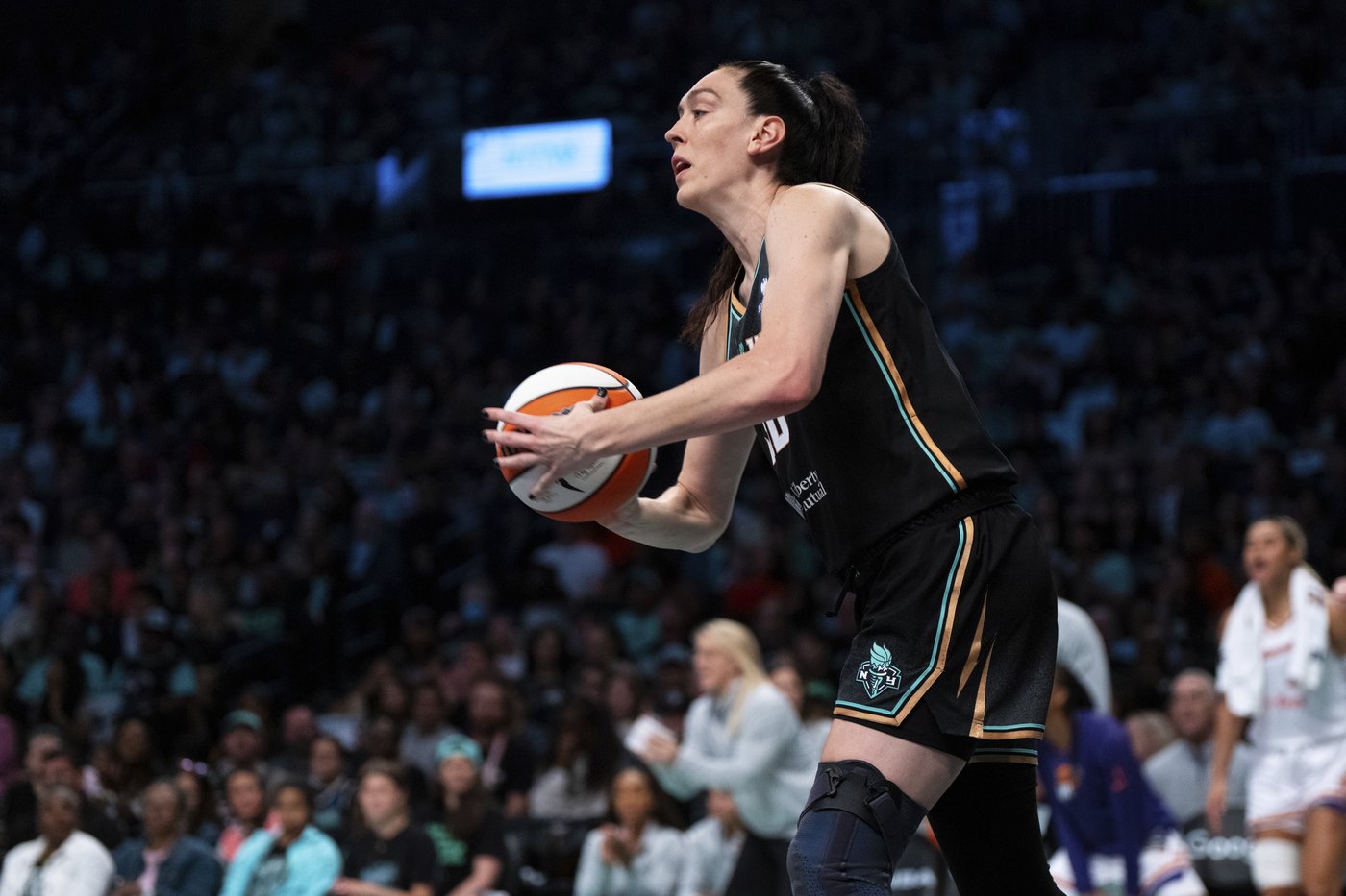 Liberty's Breanna Stewart struggles in Game 2 loss with knee injury | iNFOnews.ca