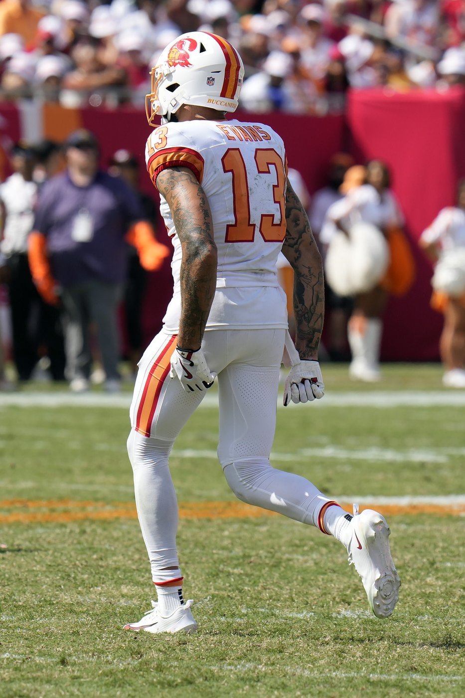 Bucs' Mike Evans expected to miss less than 4 weeks with hamstring injury, AP source says | iNFOnews.ca