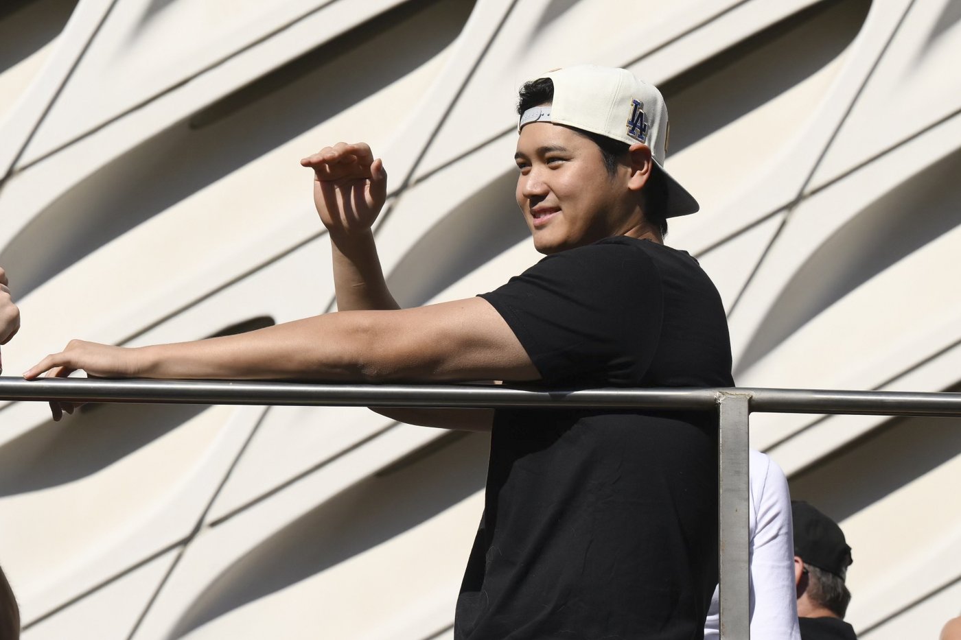 Shohei Ohtani brings his dog and addresses crowd in English as Dodgers celebrate World Series title | iNFOnews.ca