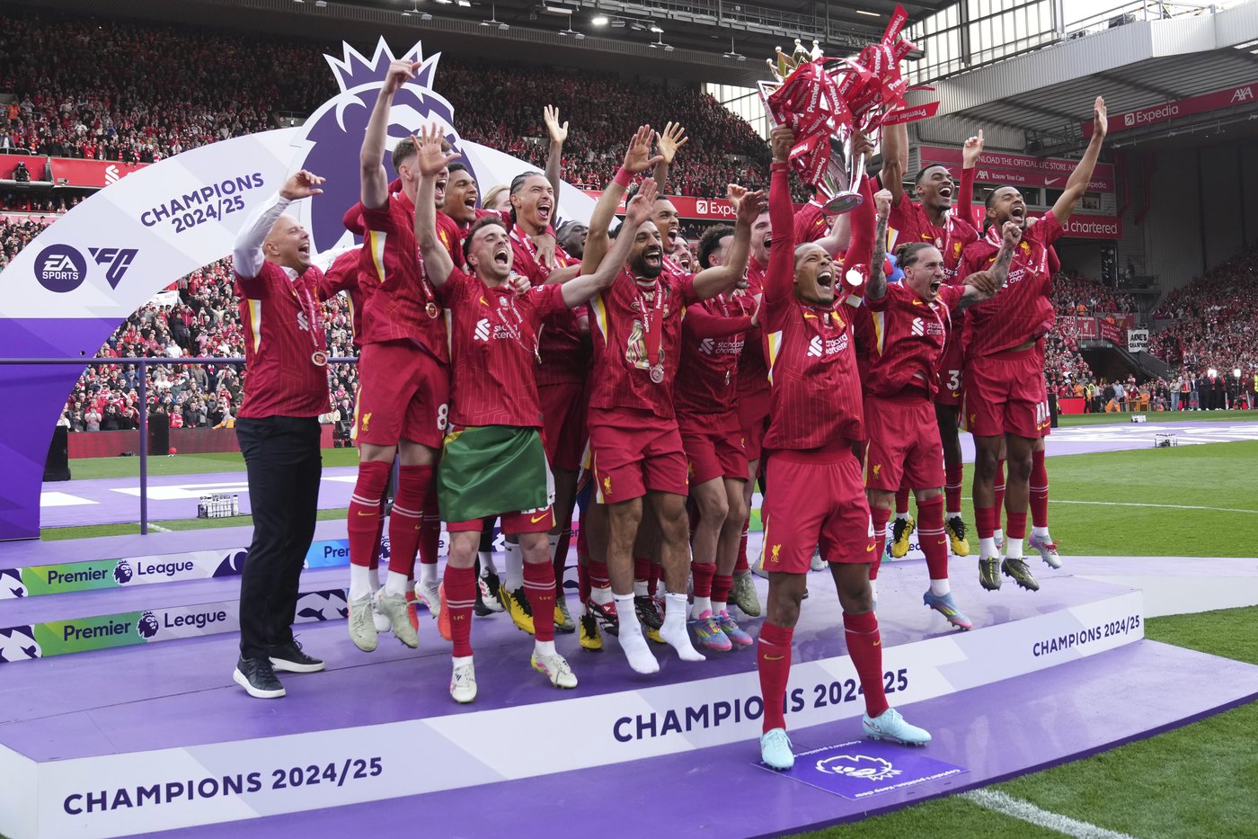 Liverpool players raise Premier League trophy in front of Klopp | iNFOnews.ca Liverpool players raise Premier League trophy in front of Klopp | iNFOnews.ca