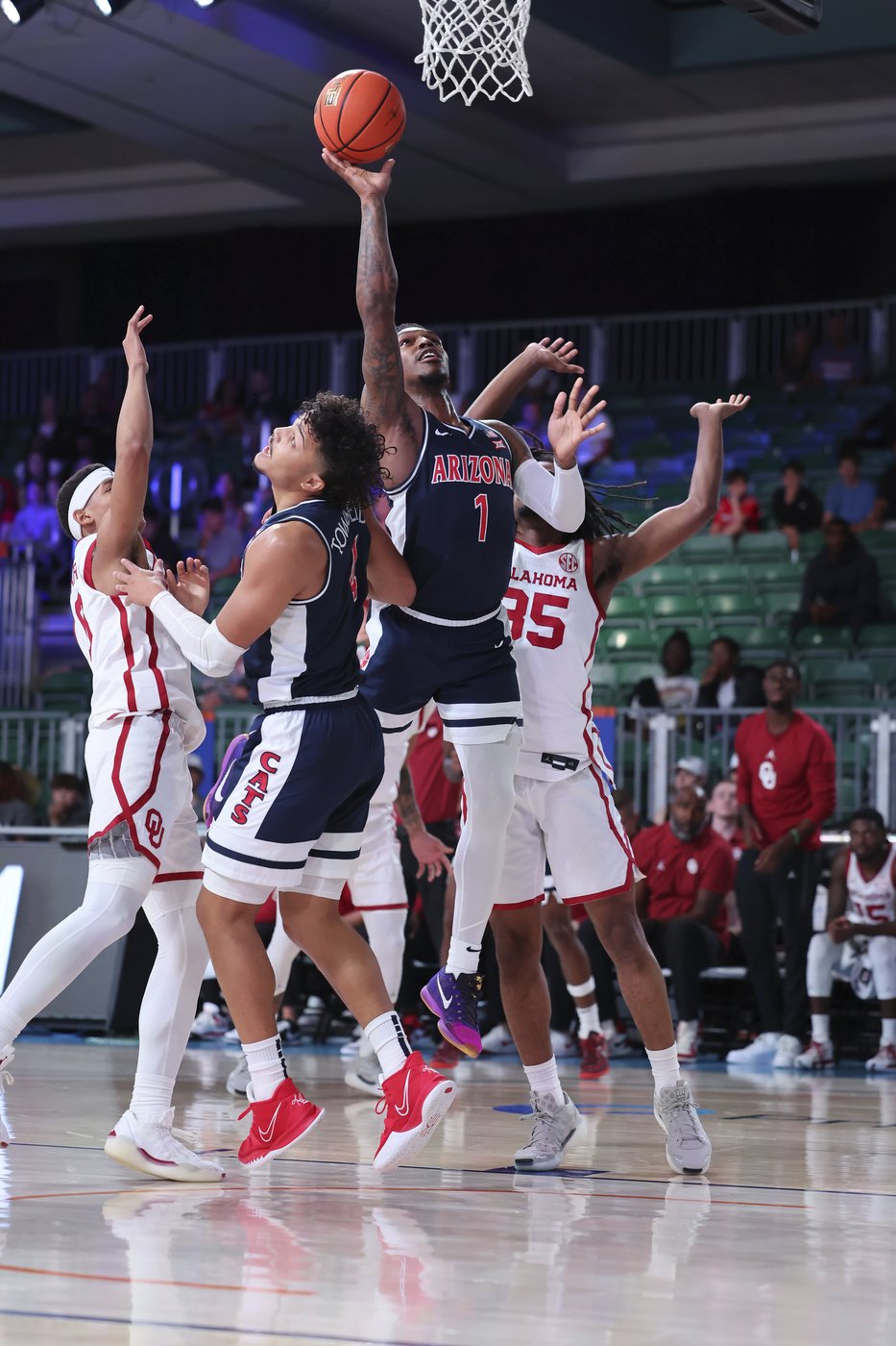 Moore and Fears combine for 50 points as Oklahoma tops No. 24 Arizona in Battle 4 Atlantis | iNFOnews.ca Moore and Fears combine for 50 points as Oklahoma tops No. 24 Arizona in Battle 4 Atlantis | iNFOnews.ca