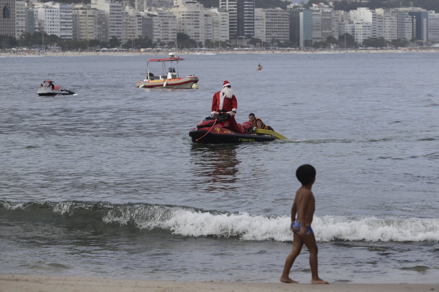 Brazilian Santa swaps sleigh for Jet Ski to deliver toys - and joy - to disabled children in Rio | iNFOnews.ca Brazilian Santa swaps sleigh for Jet Ski to deliver toys - and joy - to disabled children in Rio | iNFOnews.ca