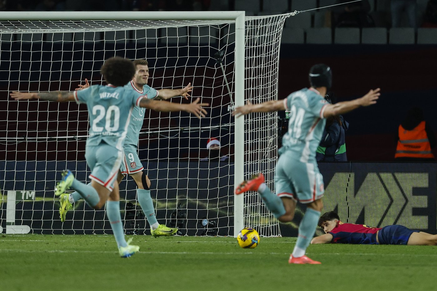 Atletico Madrid stuns Barcelona in stoppage time to snatch La Liga lead | iNFOnews.ca Atletico Madrid stuns Barcelona in stoppage time to snatch La Liga lead | iNFOnews.ca