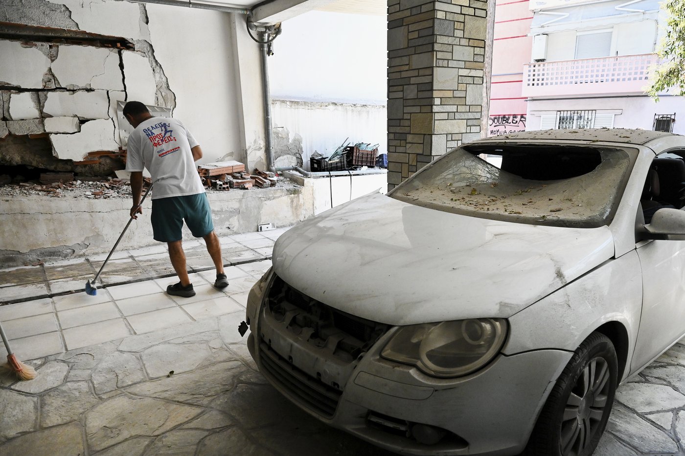 A strong bomb explosion targets a Greek prison guard's home | iNFOnews.ca A strong bomb explosion targets a Greek prison guard's home | iNFOnews.ca