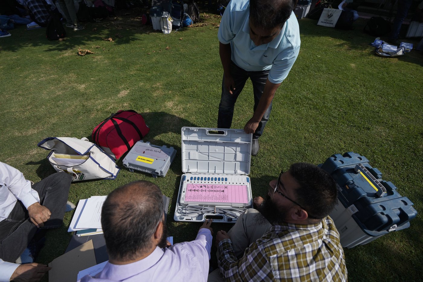 Residents in India-controlled Kashmir vote in the second phase of polls surrounded by heavy security | iNFOnews.ca Residents in India-controlled Kashmir vote in the second phase of polls surrounded by heavy security | iNFOnews.ca