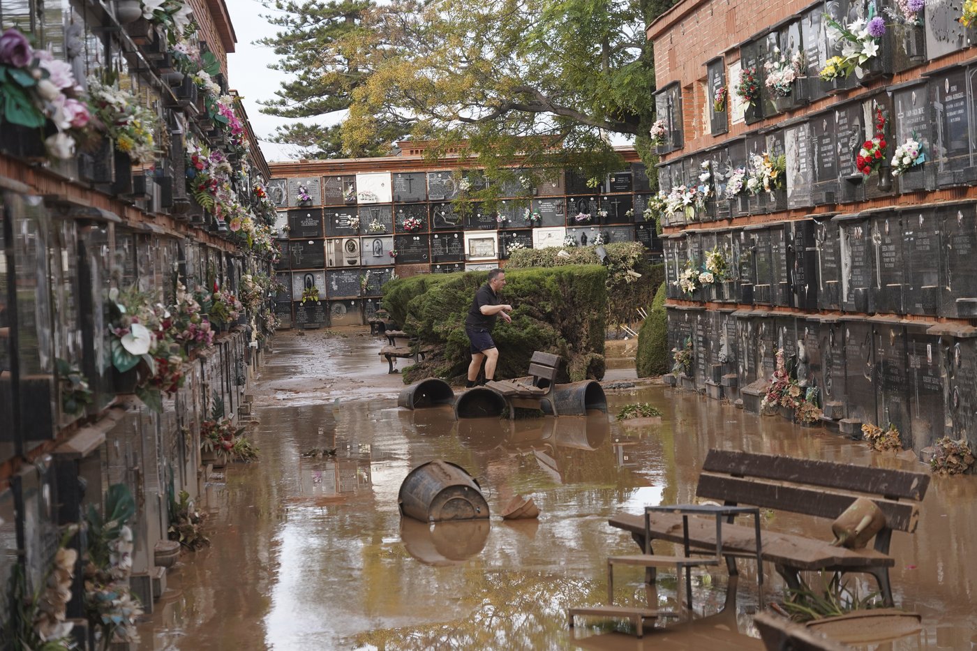 Mud-caked volunteers clean flood debris in a Spanish town as authorities struggle to respond | iNFOnews.ca Mud-caked volunteers clean flood debris in a Spanish town as authorities struggle to respond | iNFOnews.ca