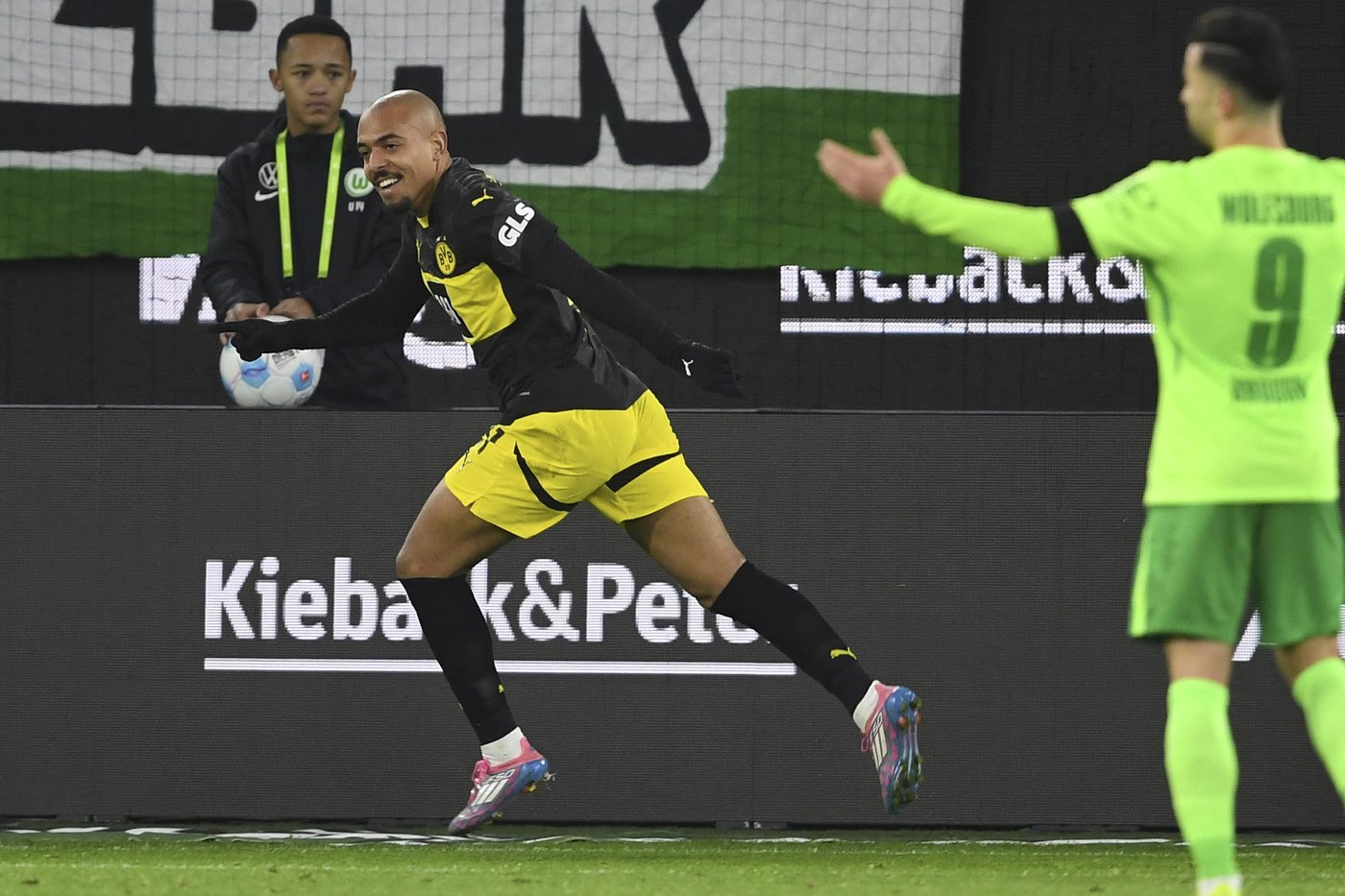 Aston Villa signs Netherlands forward Malen from Borussia Dortmund | iNFOnews.ca Aston Villa signs Netherlands forward Malen from Borussia Dortmund | iNFOnews.ca