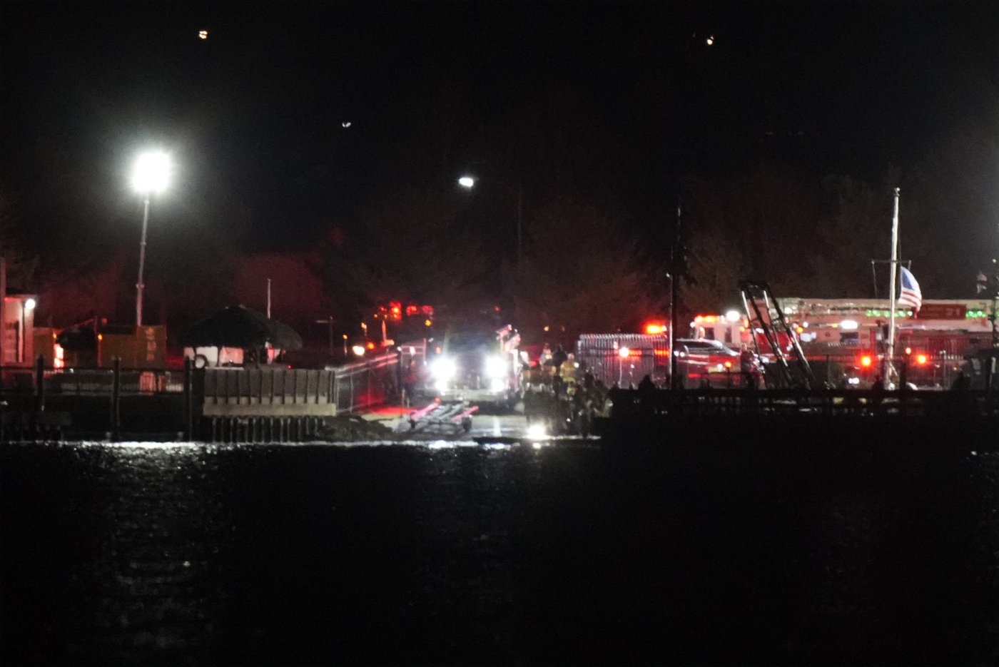 Passenger jet with 64 aboard collides with Army helicopter while landing at Reagan Airport near DC | iNFOnews.ca Passenger jet with 64 aboard collides with Army helicopter while landing at Reagan Airport near DC | iNFOnews.ca