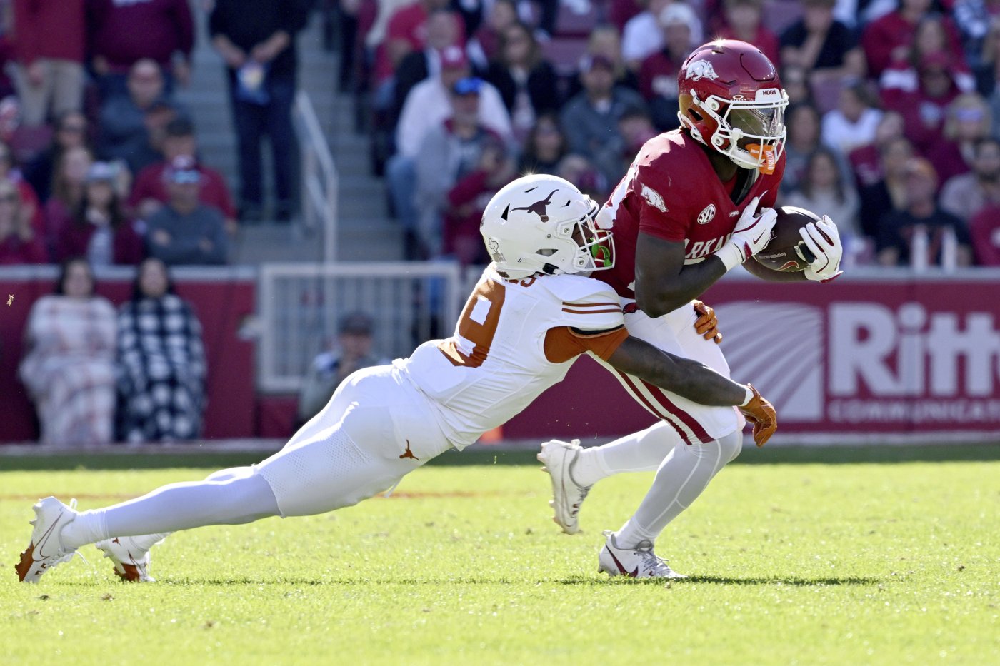 Ewers' two touchdowns, Texas' defense lead No. 3 Longhorns past Arkansas 20-10 | iNFOnews.ca Ewers' two touchdowns, Texas' defense lead No. 3 Longhorns past Arkansas 20-10 | iNFOnews.ca