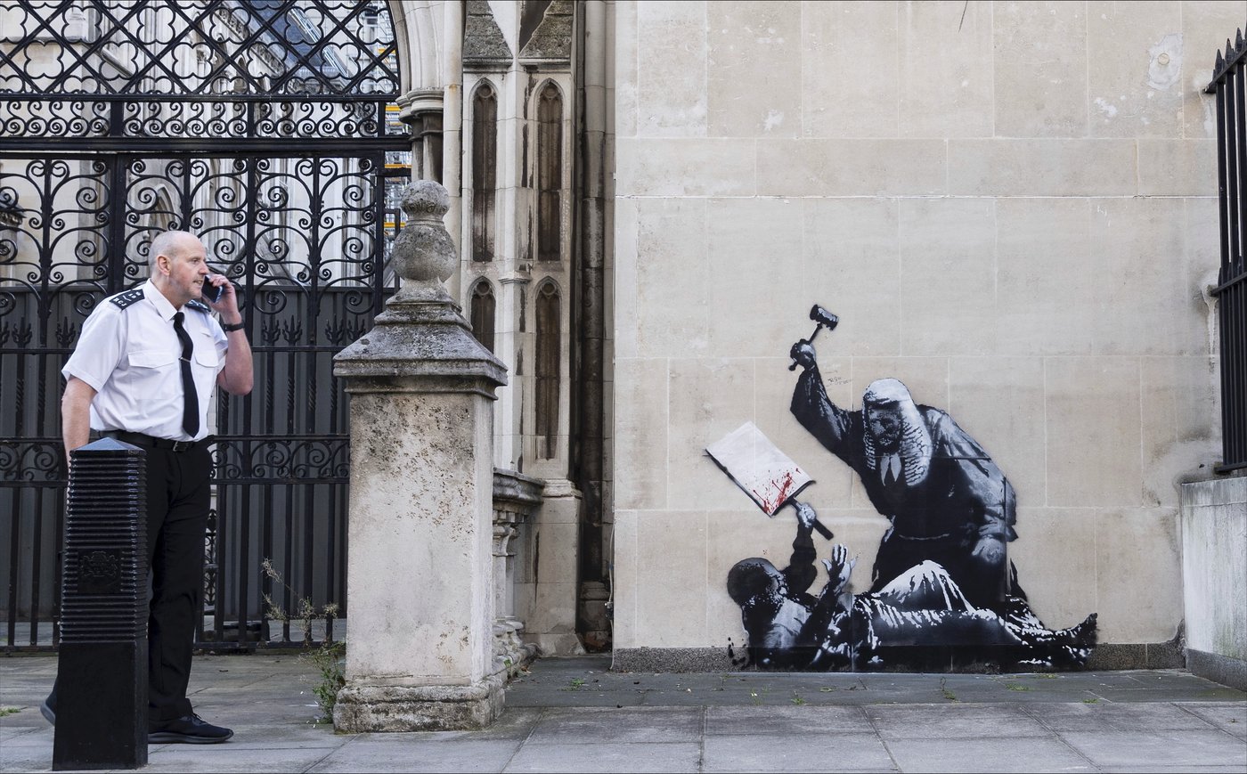 New Banksy mural of a judge beating a protester to be removed from outside London court | iNFOnews.ca