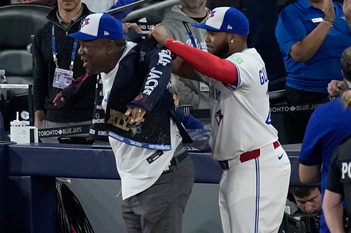 Joe Carter wears Blue Jays' home run jacket after throwing first pitch at World Series Game 2 | iNFOnews.ca Joe Carter wears Blue Jays' home run jacket after throwing first pitch at World Series Game 2 | iNFOnews.ca