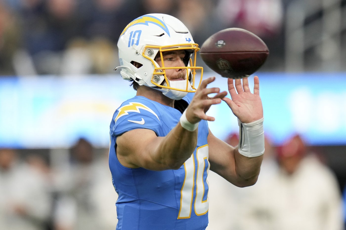 Chargers fall apart in a disastrous second half, capped by Herbert's first interception in 3 months | iNFOnews.ca