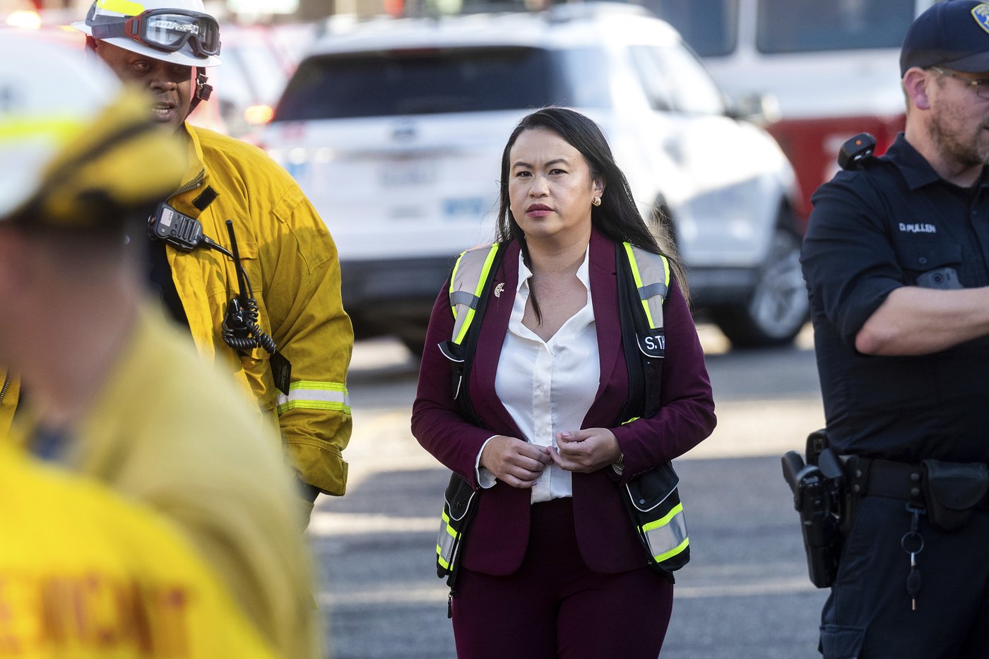 Crews halt fast-moving brush fire that burned 2 Oakland homes, forced 500 evacuations | iNFOnews.ca