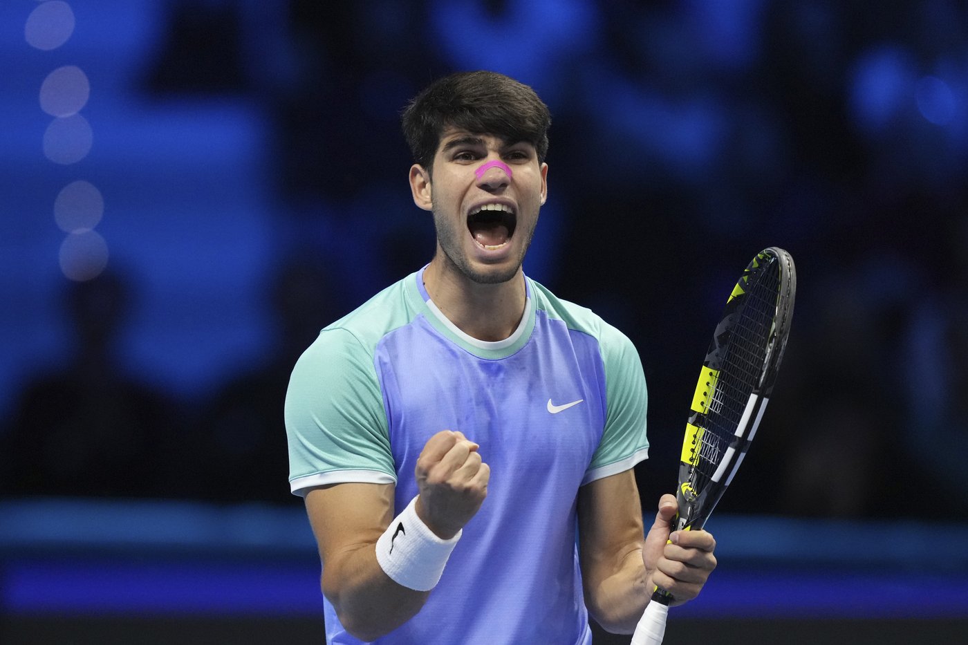 Alcaraz overcomes physical issues to move back into contention at ATP Finals. Zverev wins again | iNFOnews.ca