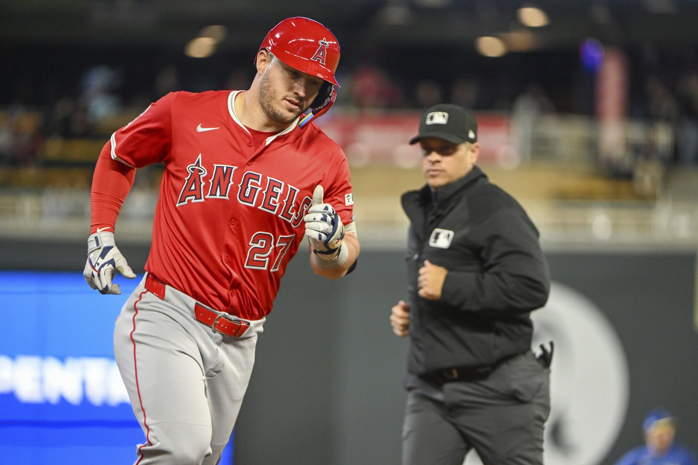 Mike Trout resumes swinging, plans return to running soon in his recovery from knee bone bruise | iNFOnews.ca