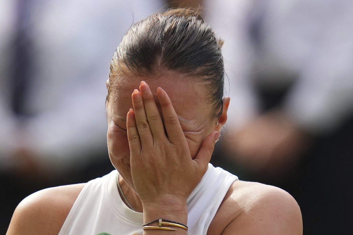Amanda Anisimova thanks her mom through tears after 6-0, 6-0 loss to Iga Swiatek in Wimbledon final | iNFOnews.ca Amanda Anisimova thanks her mom through tears after 6-0, 6-0 loss to Iga Swiatek in Wimbledon final | iNFOnews.ca