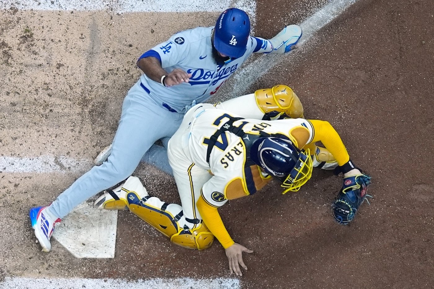Brewers turn potential grand slam by Dodgers slugger Max Muncy into wild double play in NLCS | iNFOnews.ca