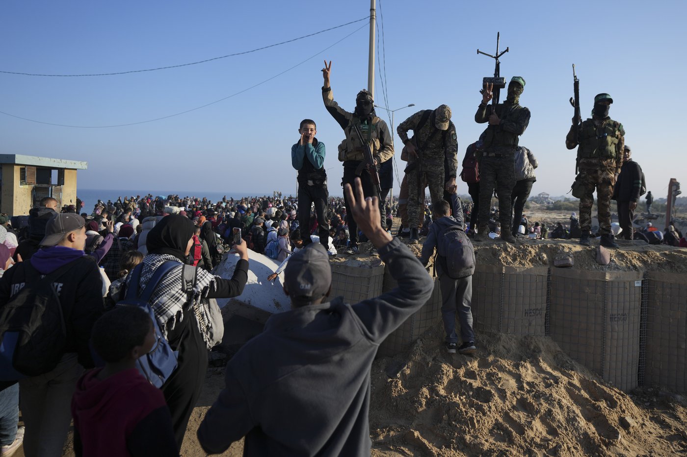 Palestinians celebrate their return to northern Gaza after 15 months of war | iNFOnews.ca
