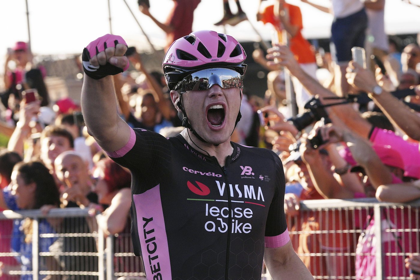 British rider Simon Yates wins elusive Giro d'Italia title | iNFOnews.ca