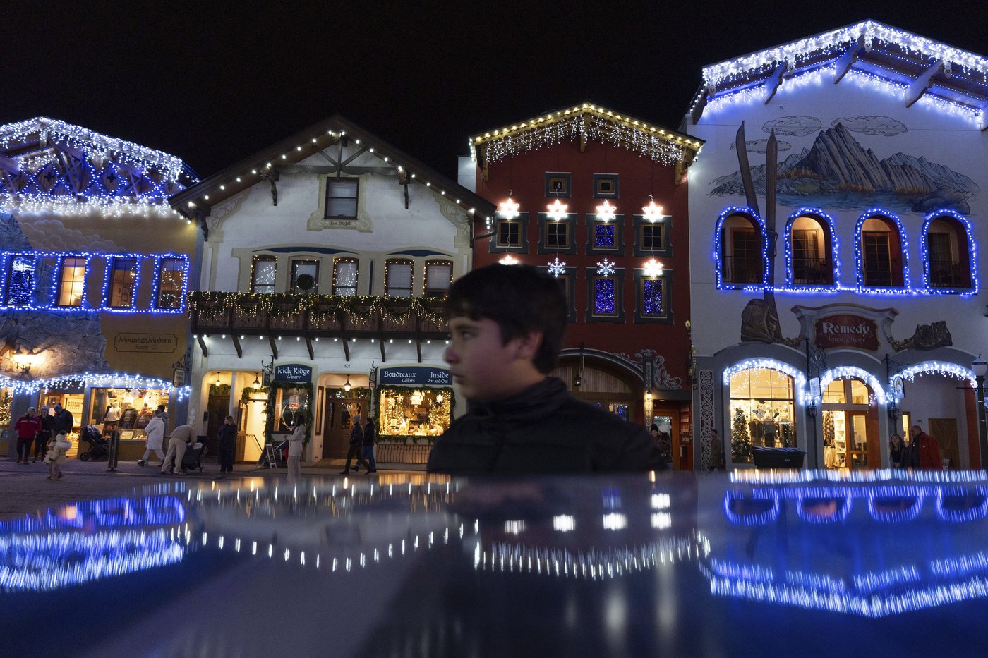 Magic and lights draw crowds to an alpine village in Washington state for Christmas | iNFOnews.ca