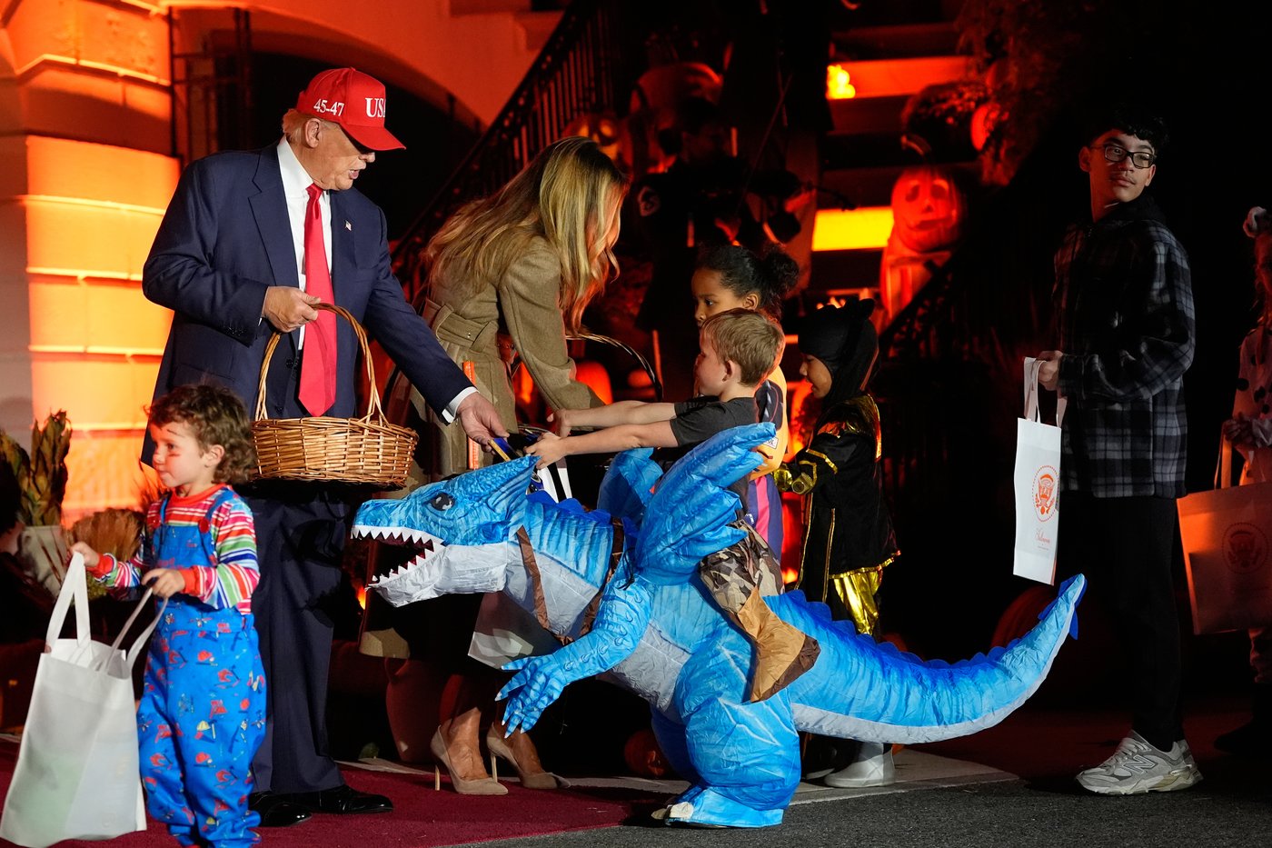 Trump hosts White House Halloween bash with superheroes and presidential lookalikes amid shutdown | iNFOnews.ca