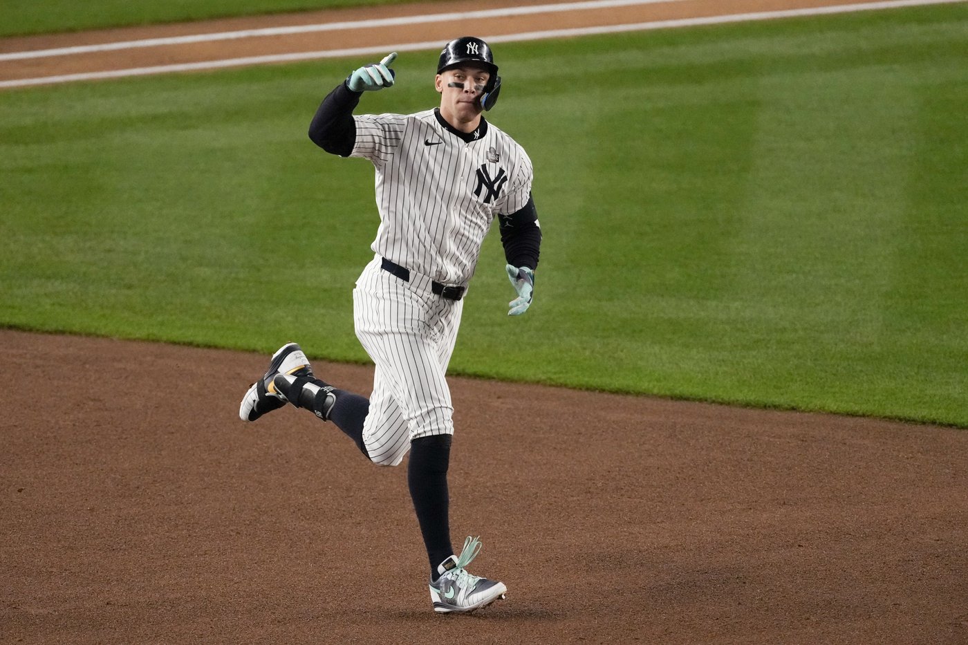 Aaron Judge breaks out of slump with 1st World Series home run for Yankees | iNFOnews.ca