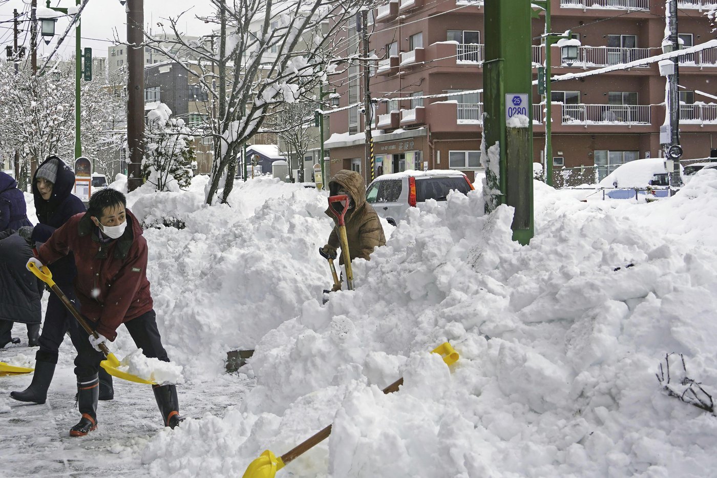 Heavy snow hits northern Japan, disrupting daily life | iNFOnews.ca
