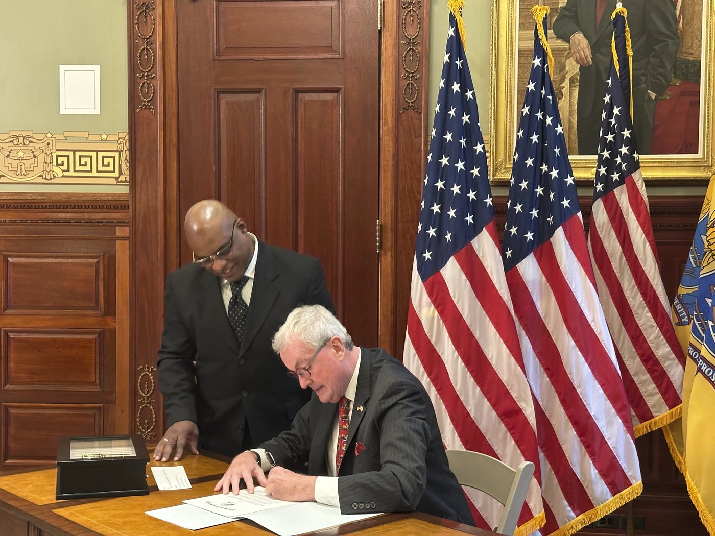 New Jersey governor pardons 33 and commutes 3 sentences, including case supported by Kim Kardashian | iNFOnews.ca
