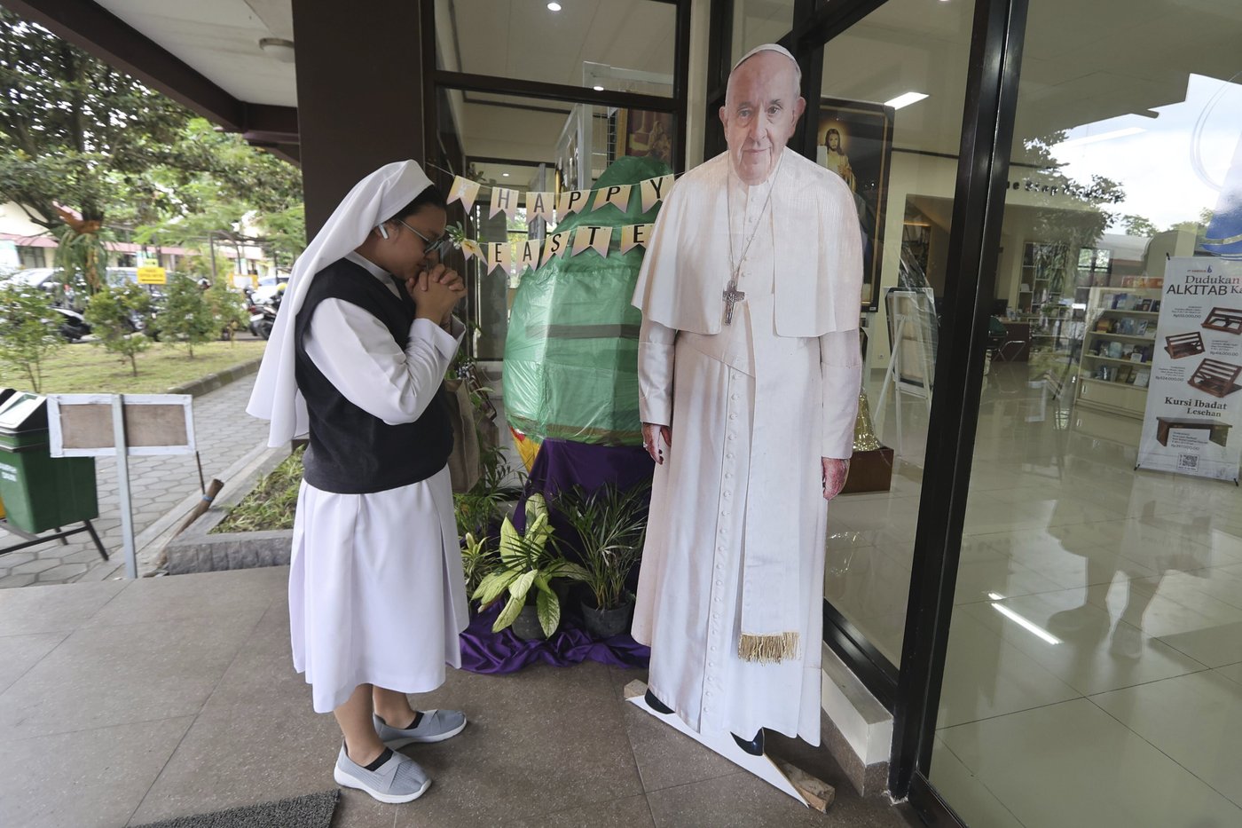 The Latest: Pope Francis dies at age 88 | iNFOnews.ca