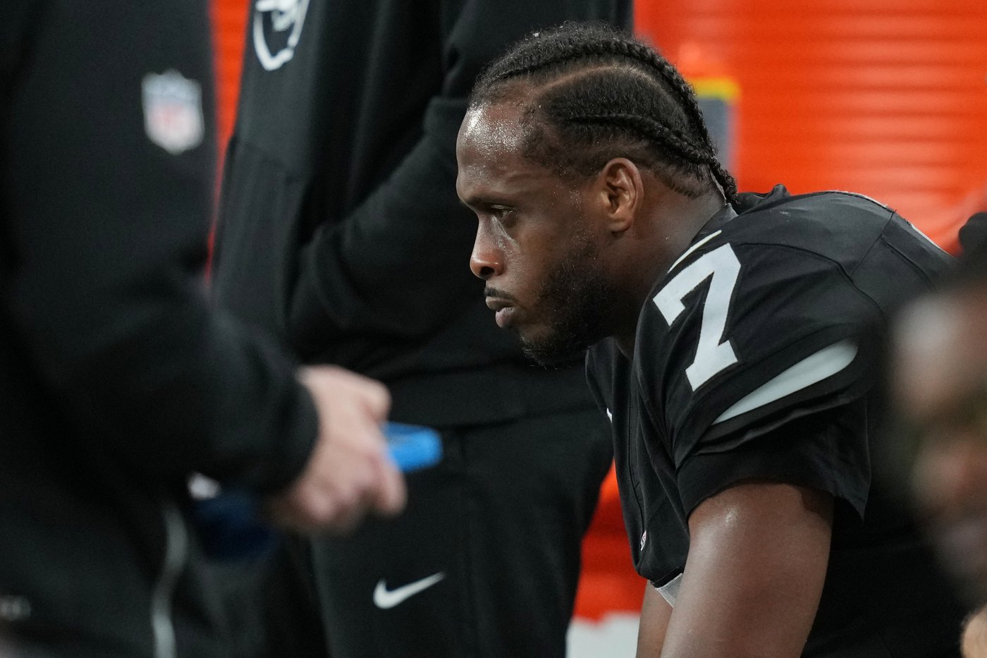 Geno Smith's frustration boils over with obscene gesture toward fed-up Raiders fans | iNFOnews.ca