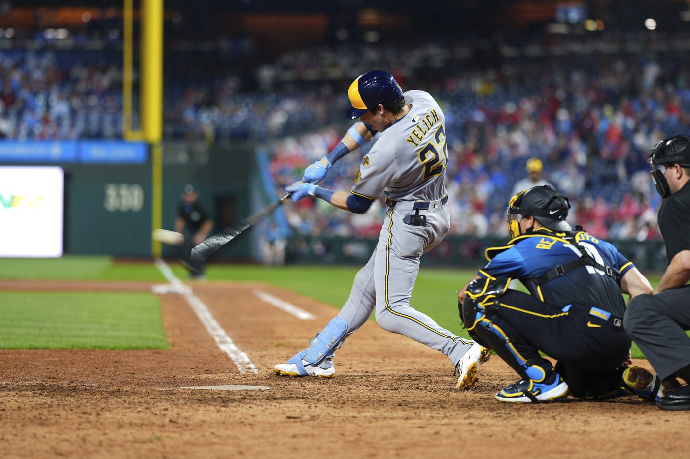 Christian Yelich exits the Brewers' game against the Phillies with a hand injury | iNFOnews.ca Christian Yelich exits the Brewers' game against the Phillies with a hand injury | iNFOnews.ca