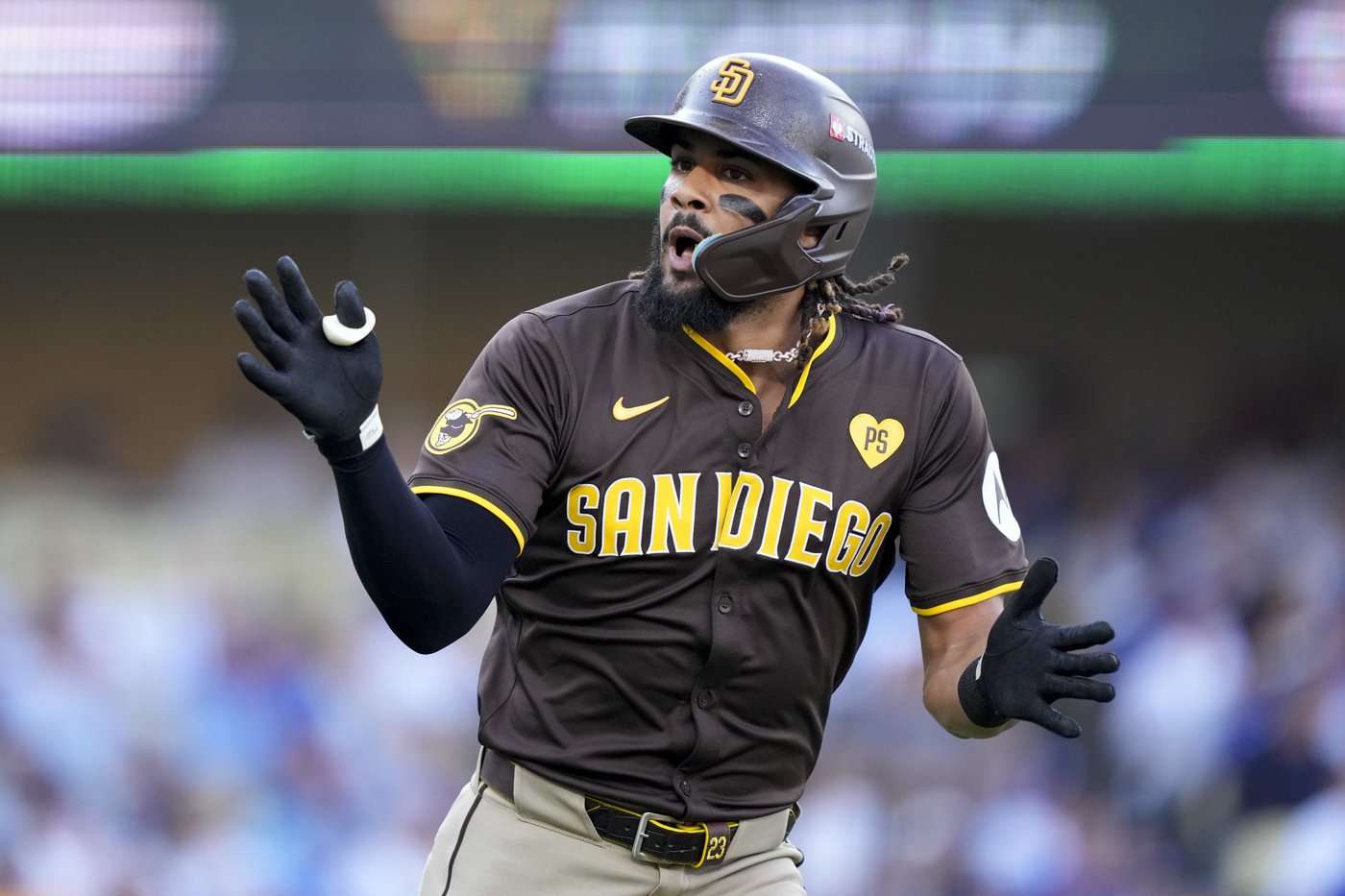 Dodger Stadium fans toss balls and trash on field, interrupt Padres' 10-2 win that evens NLDS | iNFOnews.ca