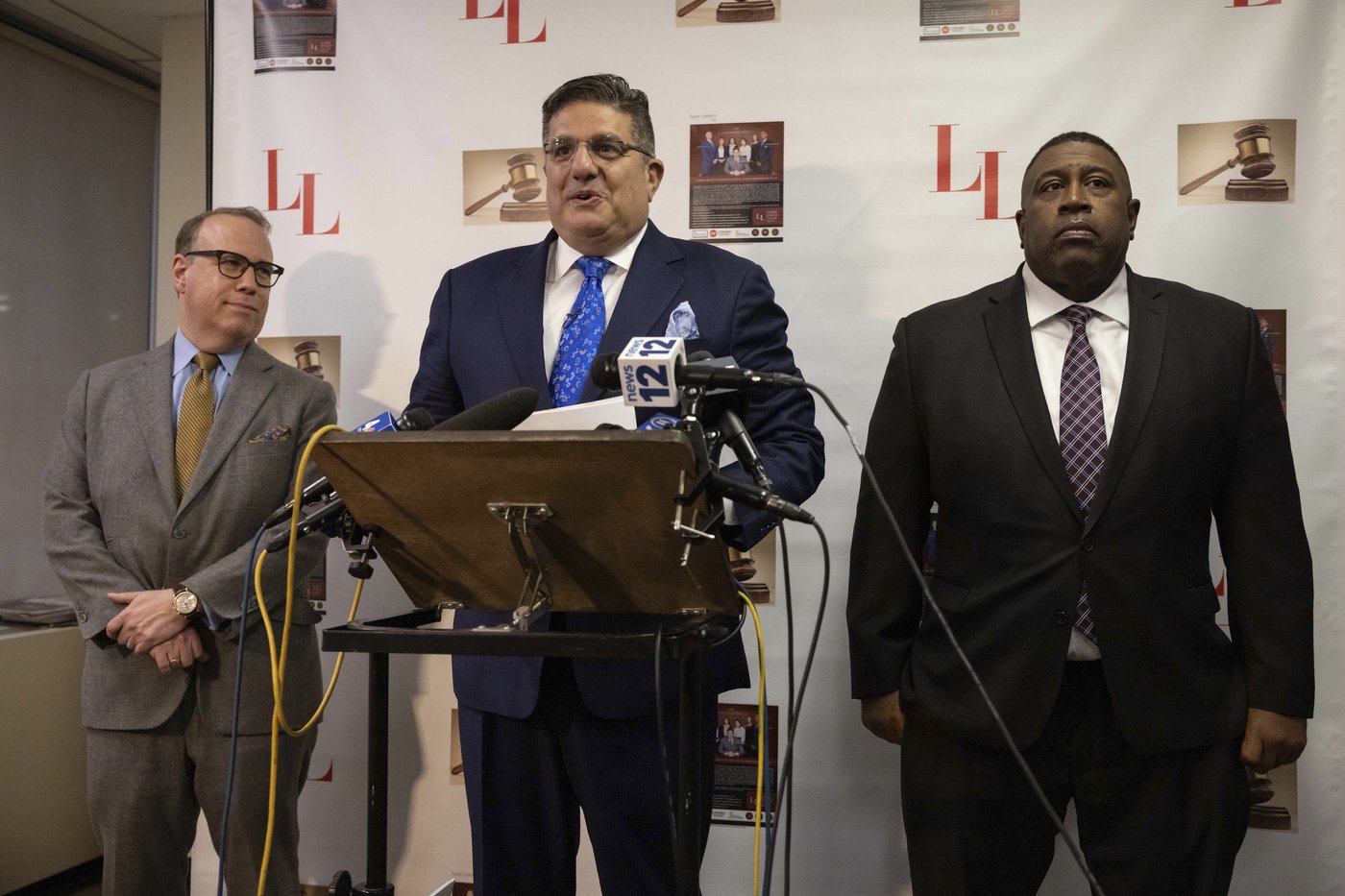 Ex-NYPD chief admits a relationship with subordinate, but denies he demanded sex for overtime pay | iNFOnews.ca