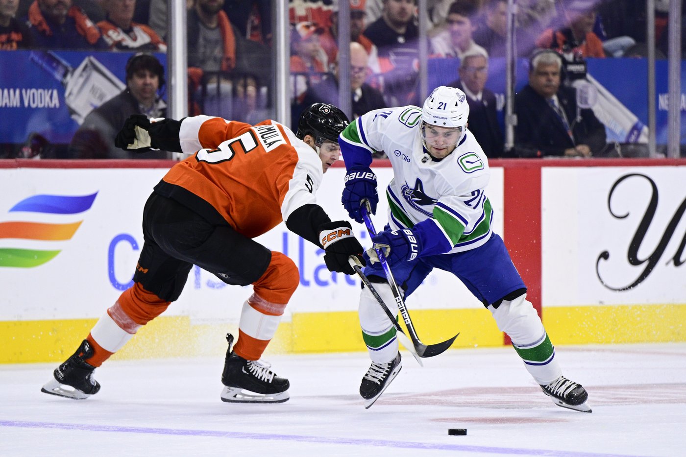 Lankinen stops 26 shots, Canucks blank Flyers 3-0 | iNFOnews.ca