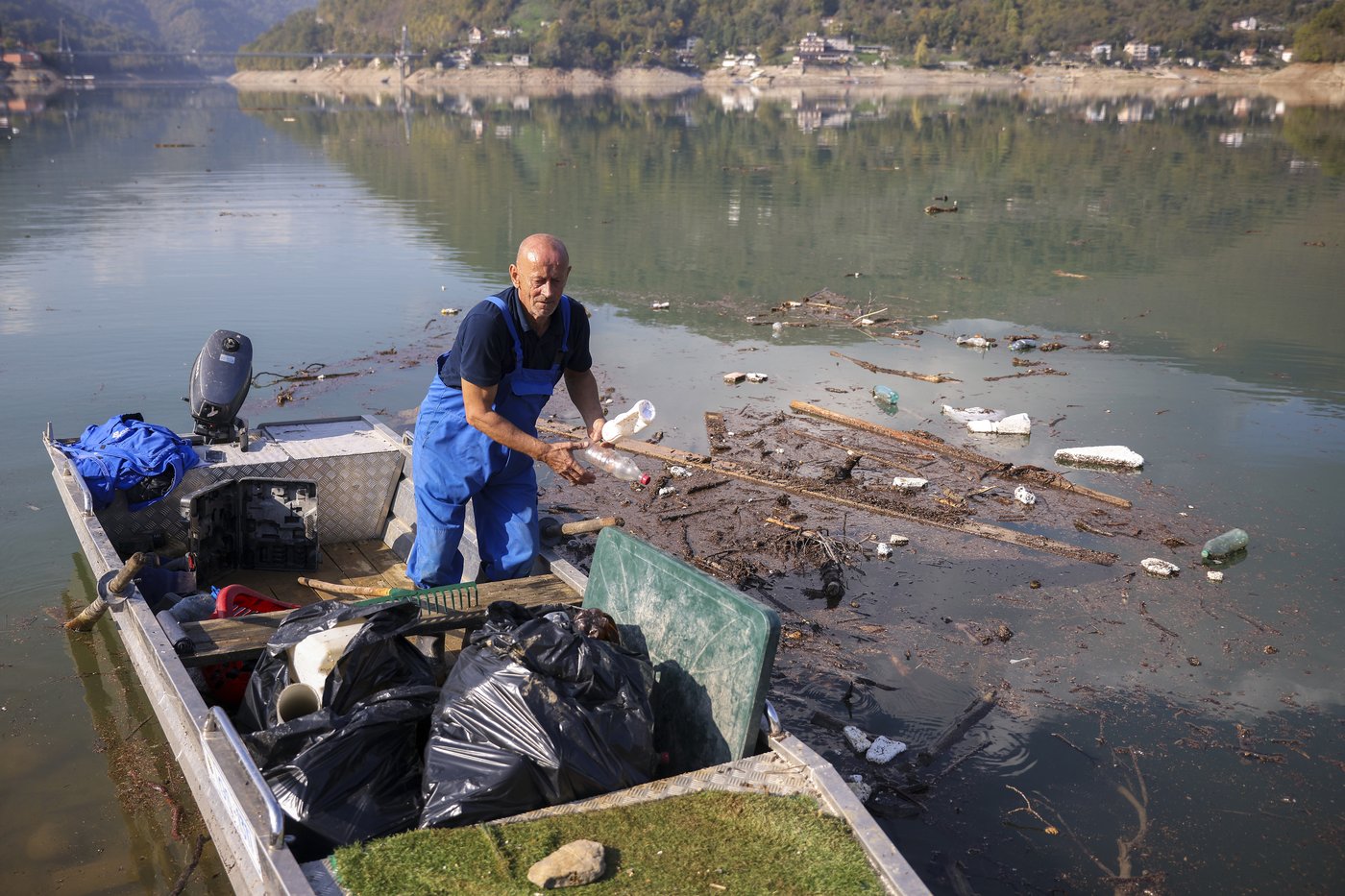 Residents and activists in central Bosnia clean up a lake after massive floods | iNFOnews.ca Residents and activists in central Bosnia clean up a lake after massive floods | iNFOnews.ca