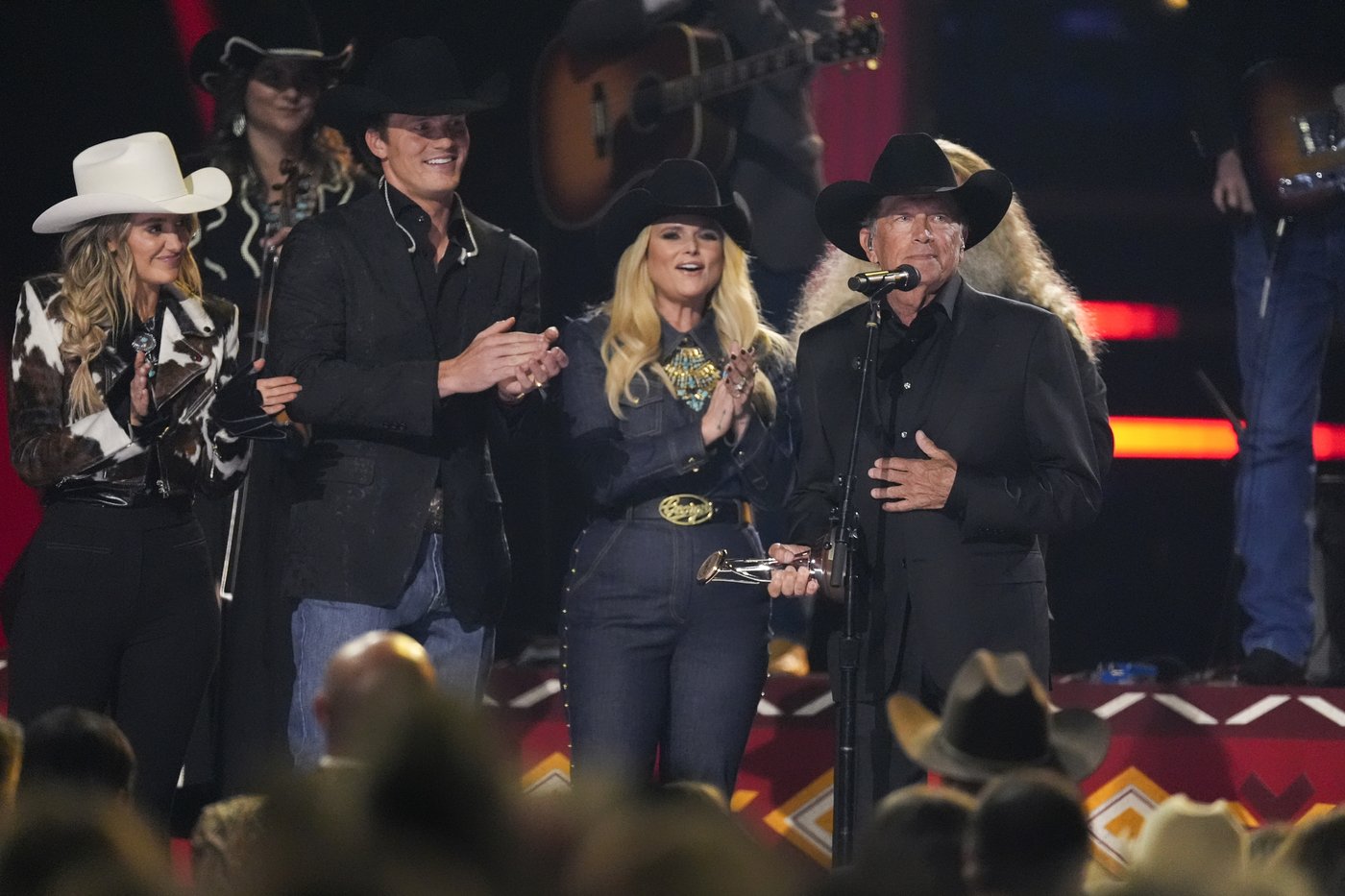 Chris Stapleton wins 4 CMA Awards, but Morgan Wallen gets entertainer of the year | iNFOnews.ca Chris Stapleton wins 4 CMA Awards, but Morgan Wallen gets entertainer of the year | iNFOnews.ca