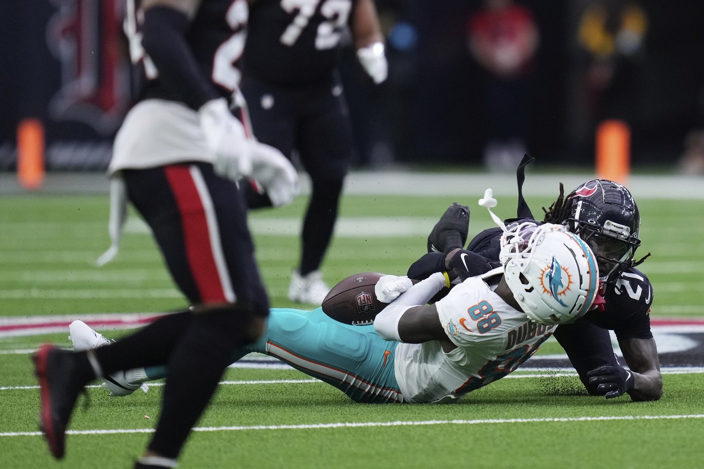 Dolphins' Grant DuBose has movement in extremities after scary hit to the head vs. Texans | iNFOnews.ca