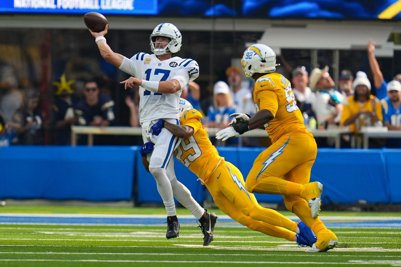Daniel Jones leads Colts to record-breaking offensive start, Raiders struggle in historic loss | iNFOnews.ca