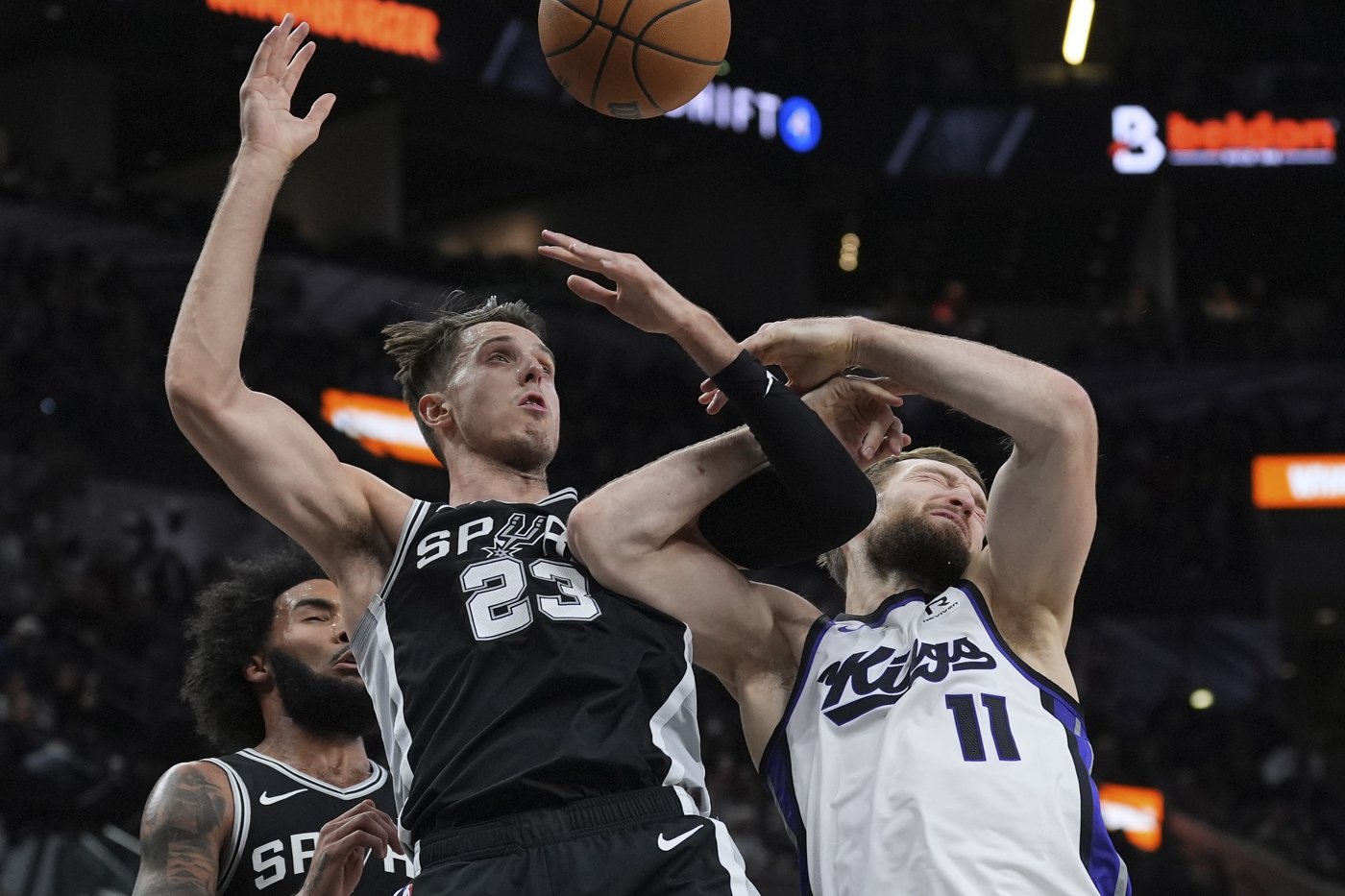 Spurs' Zach Collins fined $35,000 by NBA for obscene gesture after ejection | iNFOnews.ca