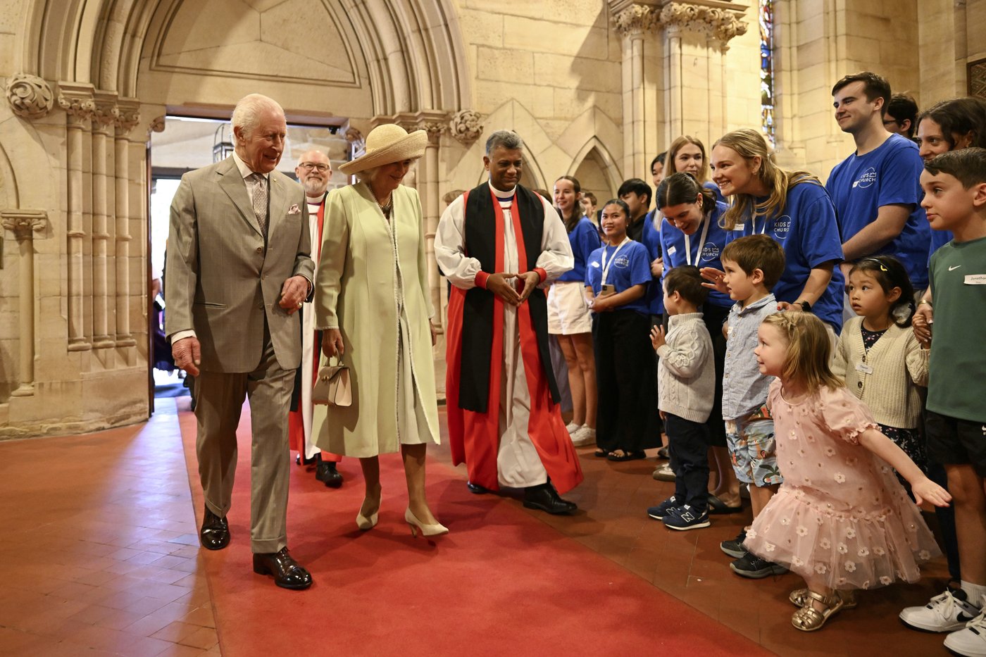 Children greet King Charles III and Queen Camilla outside a Sydney church | iNFOnews.ca Children greet King Charles III and Queen Camilla outside a Sydney church | iNFOnews.ca