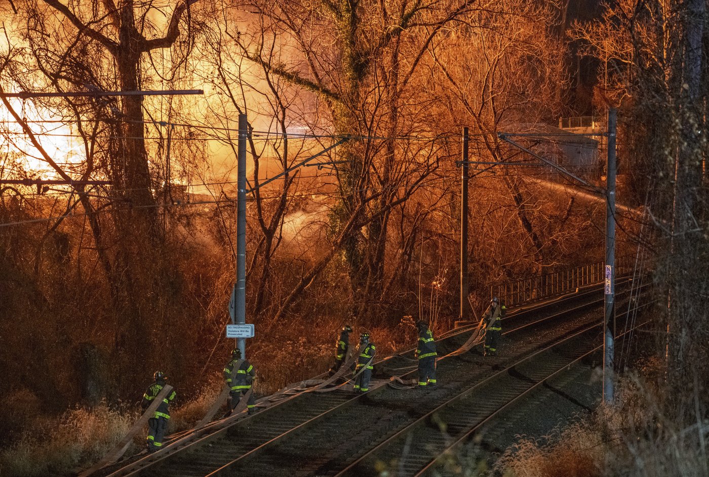 Wind-driven brushfire at Baltimore wood recycling yard closes expressway, light rail, schools | iNFOnews.ca Wind-driven brushfire at Baltimore wood recycling yard closes expressway, light rail, schools | iNFOnews.ca