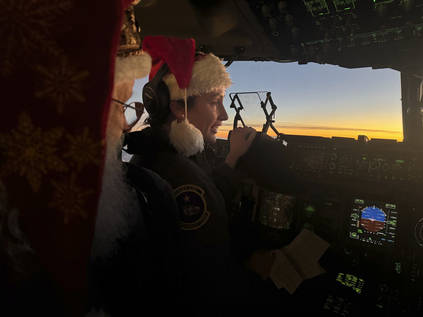Santa and Mrs. Claus use military transports to bring Christmas to an Alaska Native village | iNFOnews.ca Santa and Mrs. Claus use military transports to bring Christmas to an Alaska Native village | iNFOnews.ca