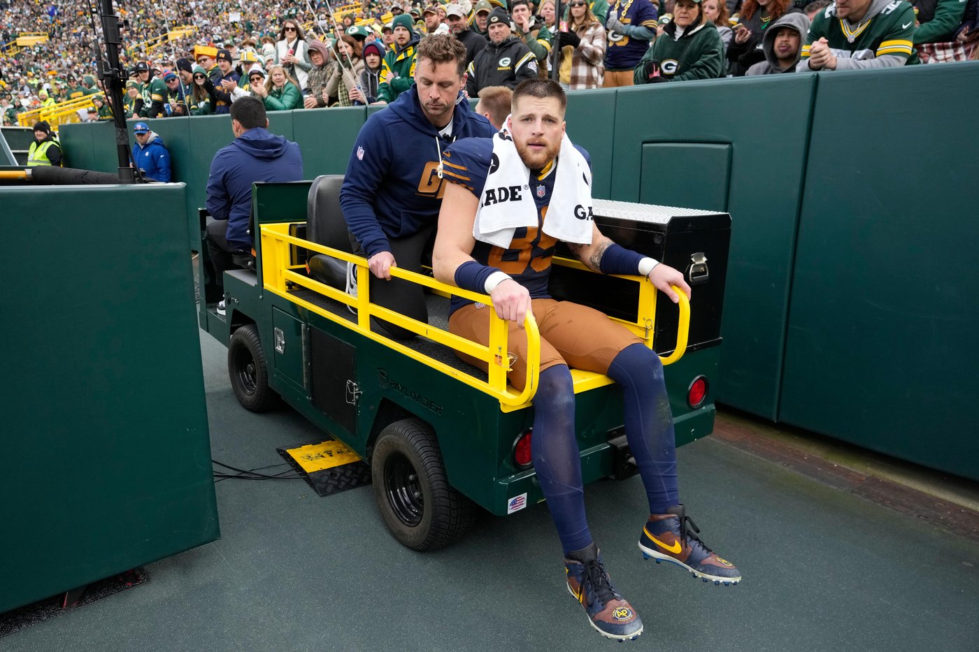 Packers star tight end Tucker Kraft carted off field with knee injury | iNFOnews.ca Packers star tight end Tucker Kraft carted off field with knee injury | iNFOnews.ca