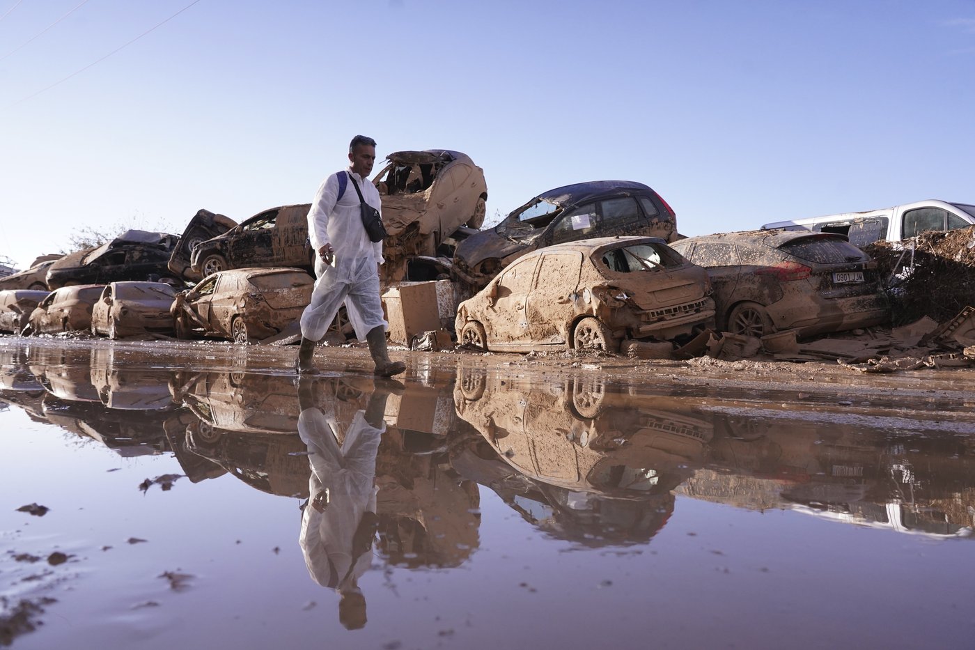 Spain to grant residency, work permits to potentially 25,000 immigrants affected by Valencia floods | iNFOnews.ca