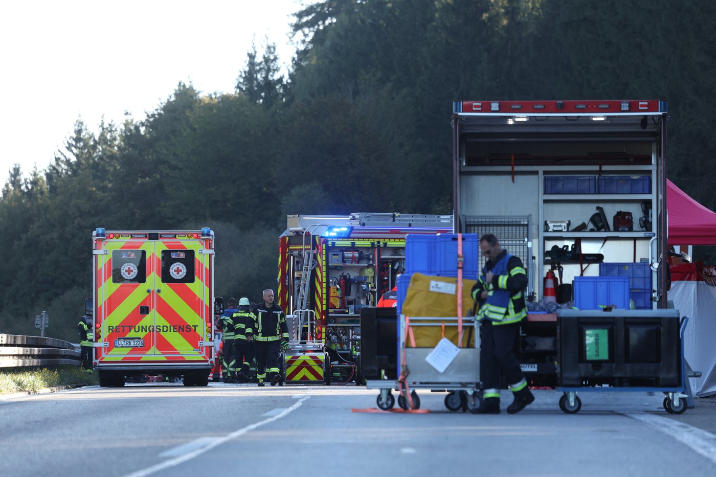 Bus carrying Filipino tourists overturns on way to Germany's Oktoberfest, killing 2 | iNwheels Bus carrying Filipino tourists overturns on way to Germany's Oktoberfest, killing 2 | iNwheels